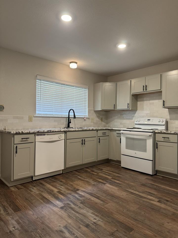 114 Pinebrook Pl #1 - Photo 5 of 11