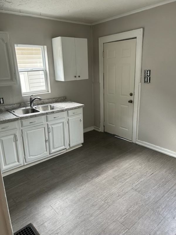 1626 Lawton Ave #1 - Photo 3 of 6