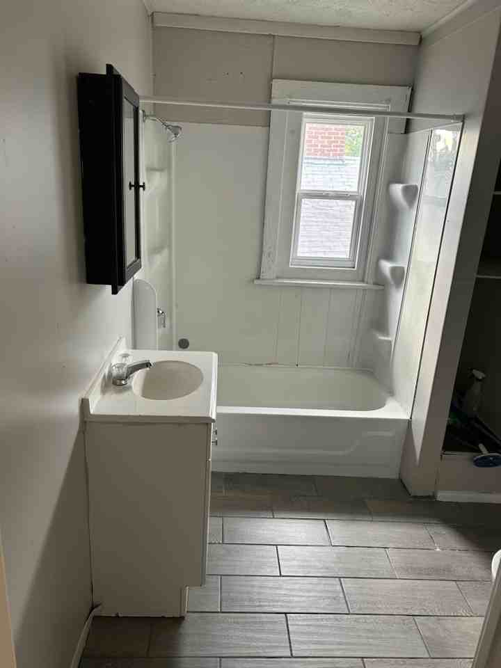 1626 Lawton Ave #1 - Photo 5 of 6