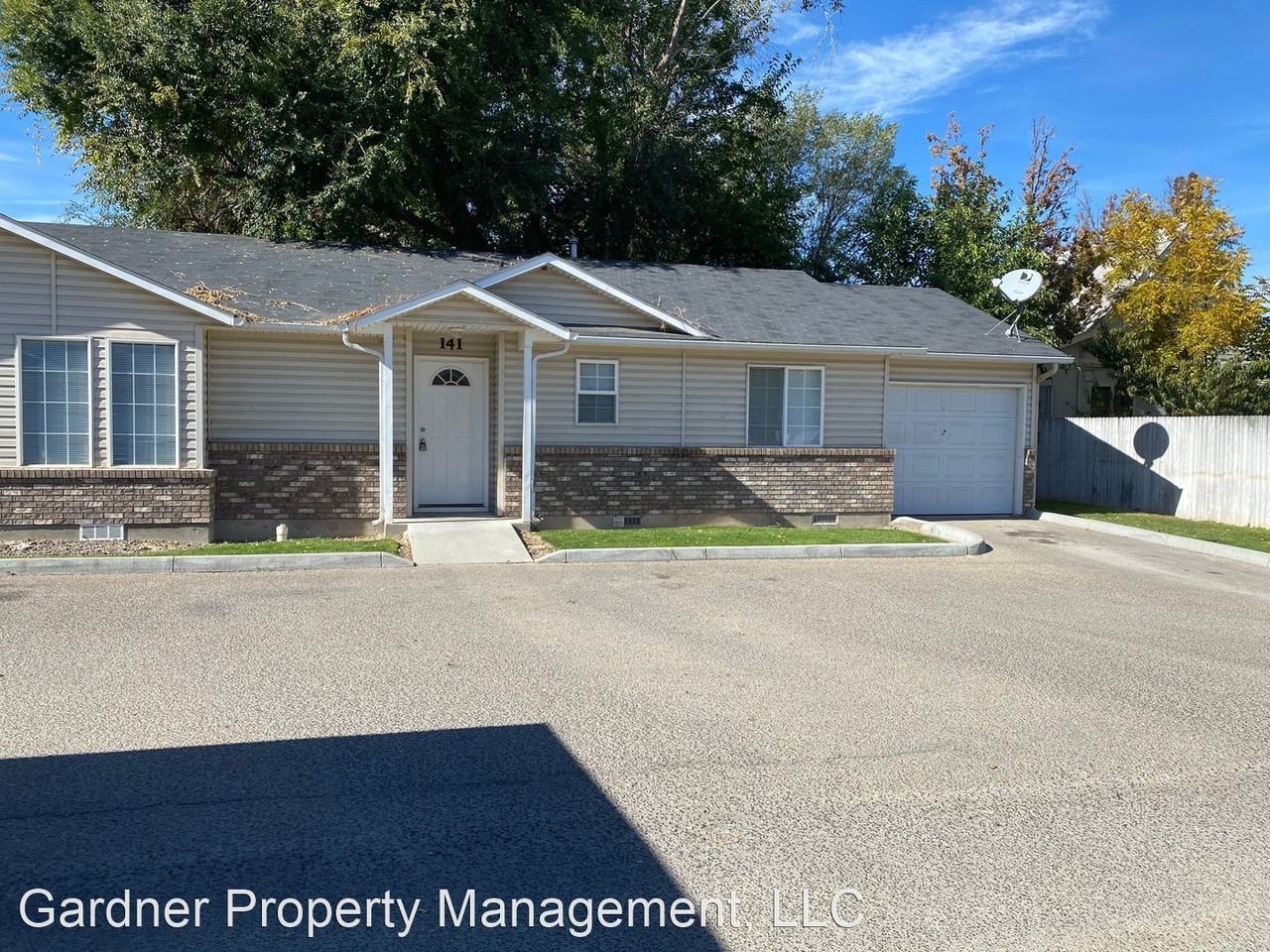 2bed, 1bath Townhome W/ 1 car garage Nampa Apartments 130 N Davis