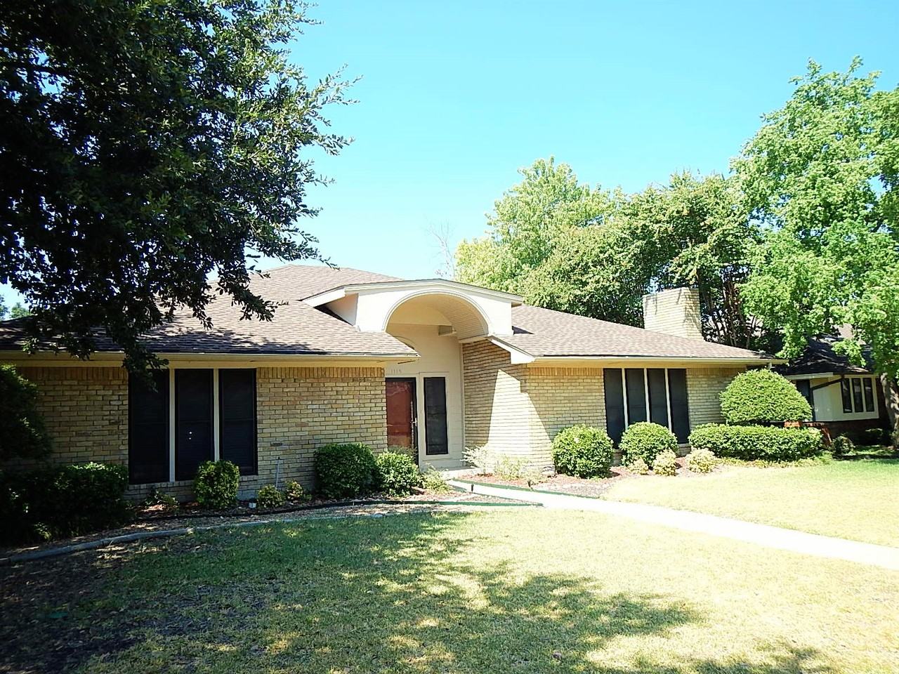 1115 Kenshire Ln - Photo 2 of 16