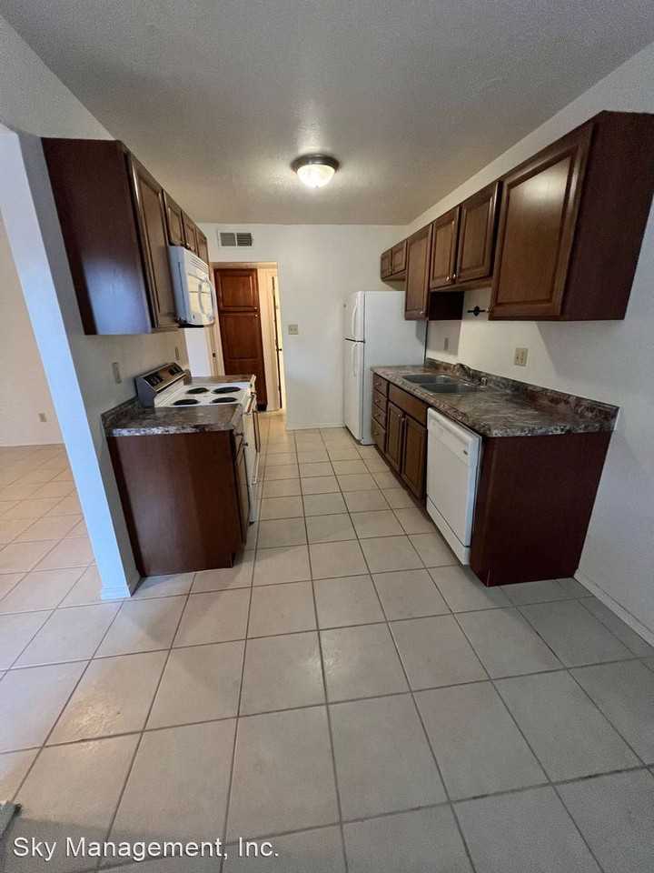 Courtyard Apartments-Isaacson - Photo 3 of 11