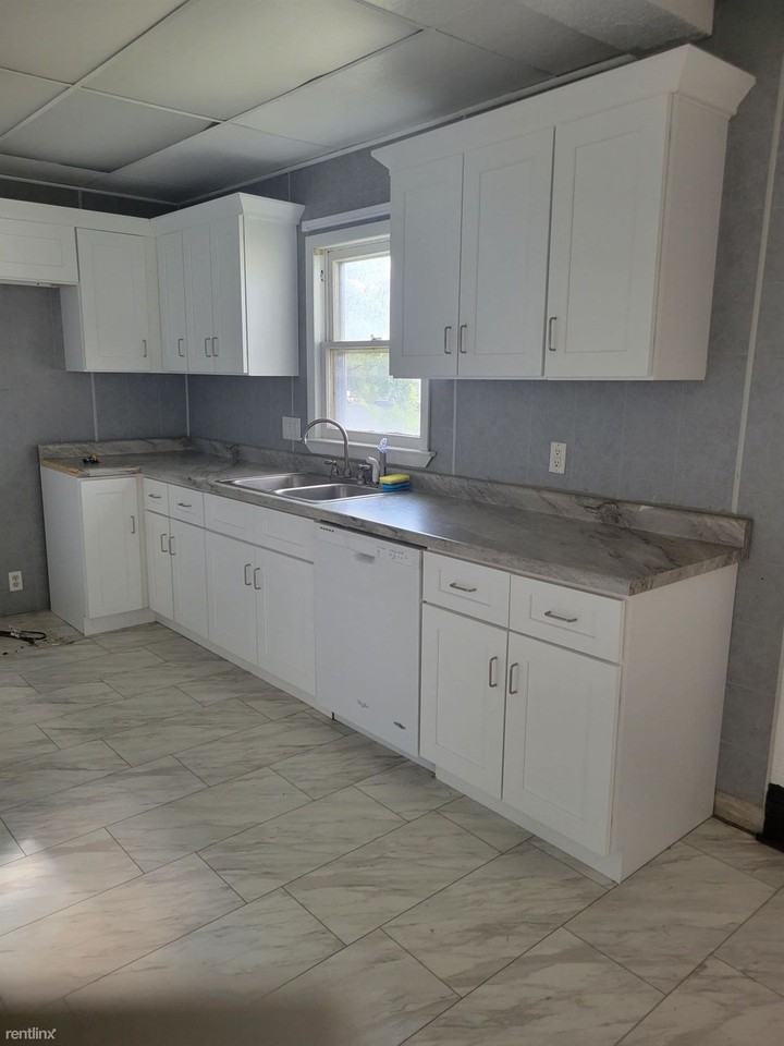 281 S Maple St - Photo 3 of 7