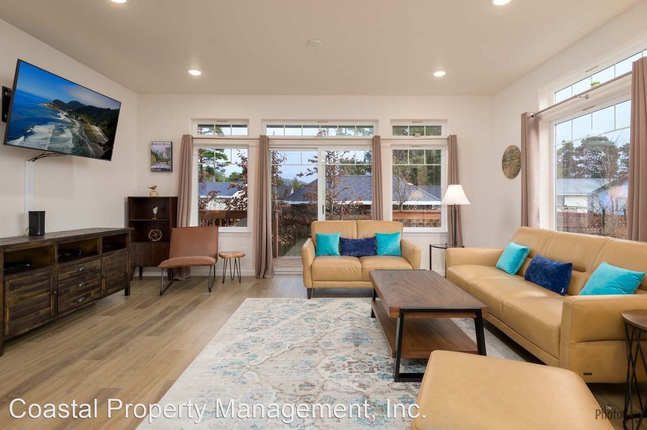 1720 32nd St - Photo 3 of 6