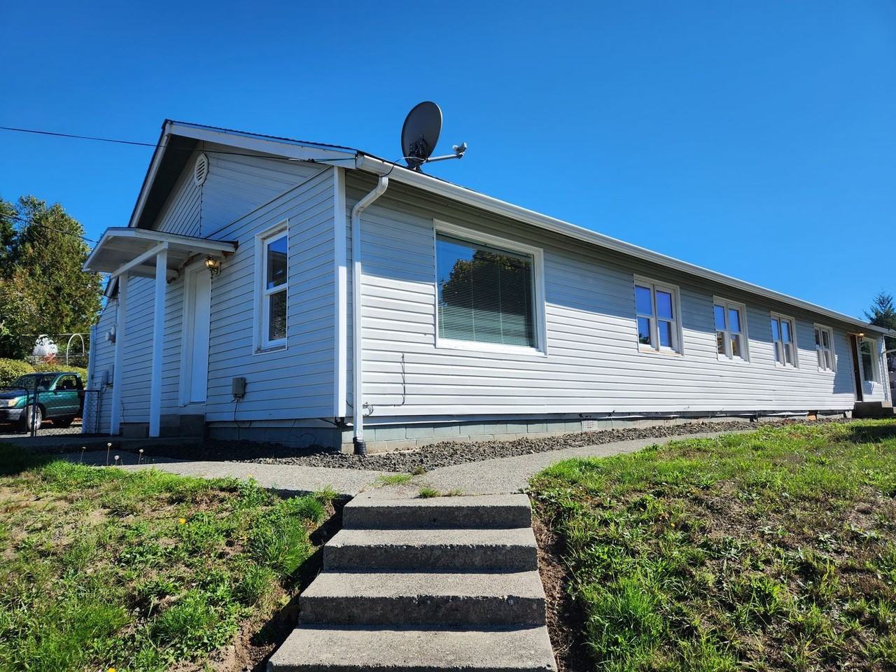 2734 Maple St - Photo 2 of 19