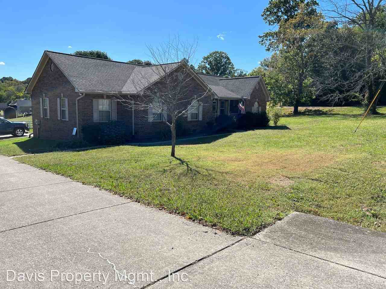 1401 Fox Ln - Photo 3 of 25