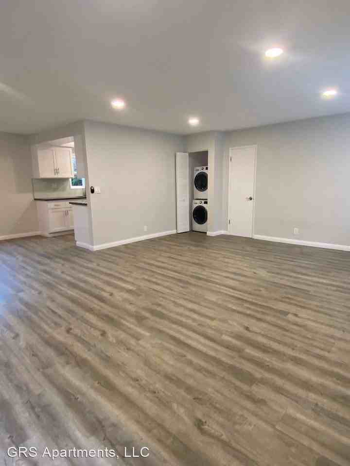 507-509 N Kings Road - Photo 2 of 22