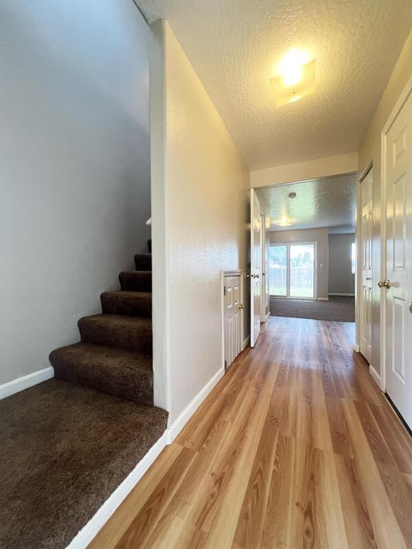 782 N Cloverleaf Loop - Photo 3 of 35