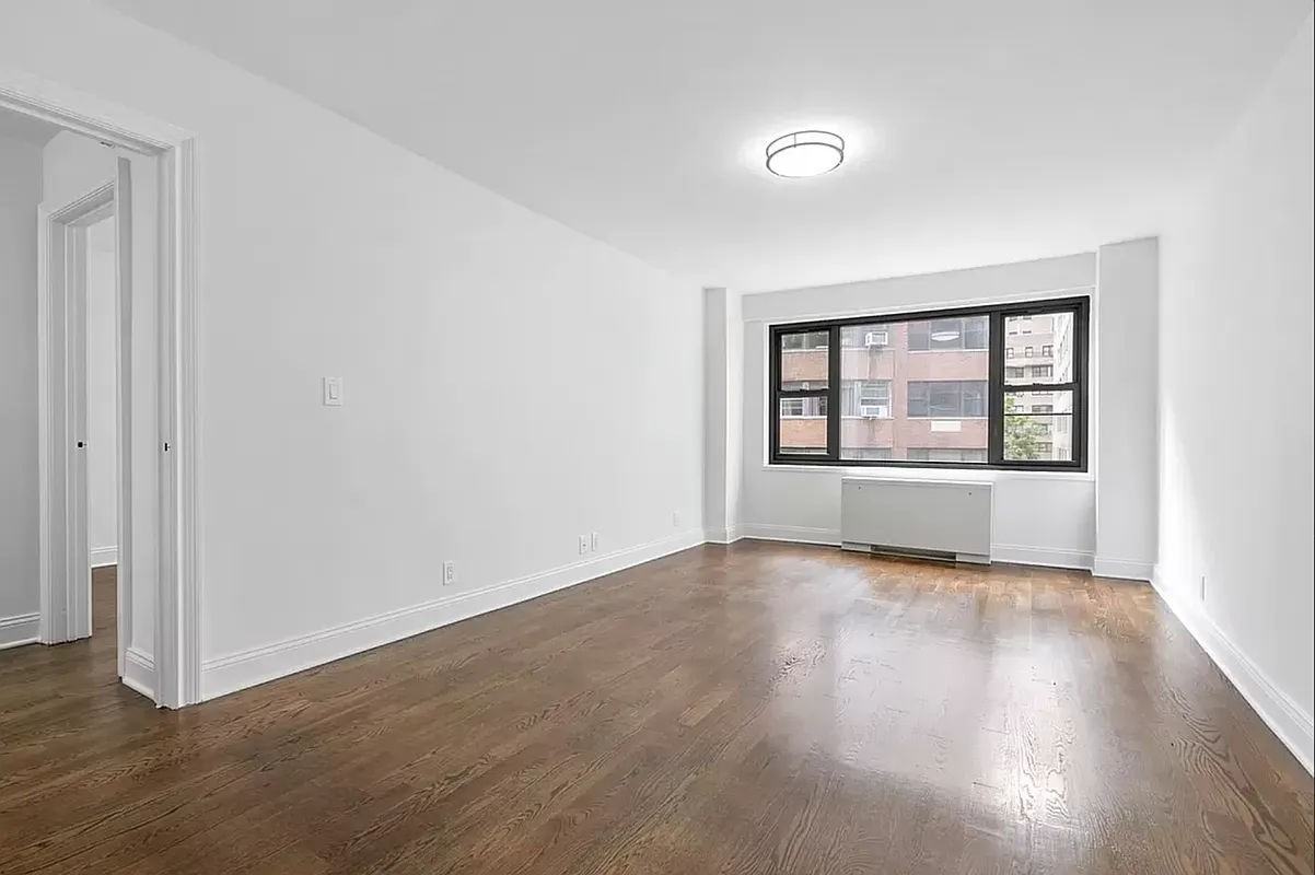 E 89th St #14P - Photo 3 of 5