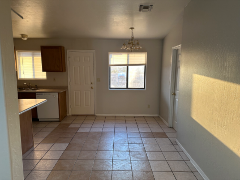 1042 W 7th St S - Photo 3 of 13