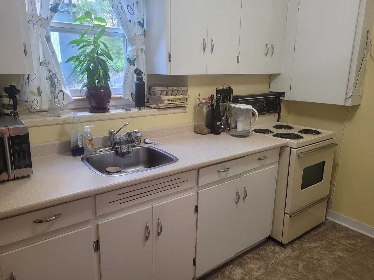 124 Coronation Ave Bsmt #BS - Photo 7 of 12