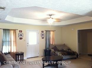 106 Maverick St - Photo 3 of 7