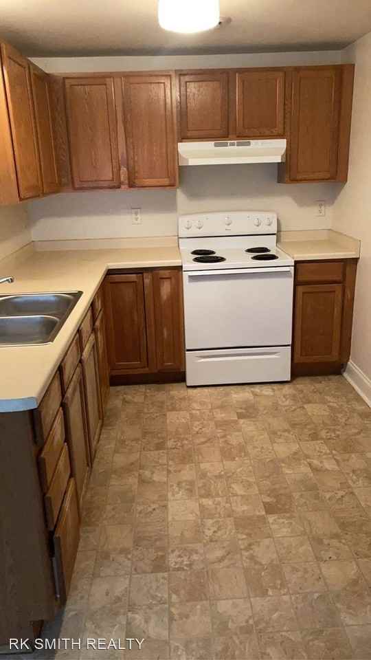 462- 462 1/2 N. Chatham Street - Photo 2 of 7