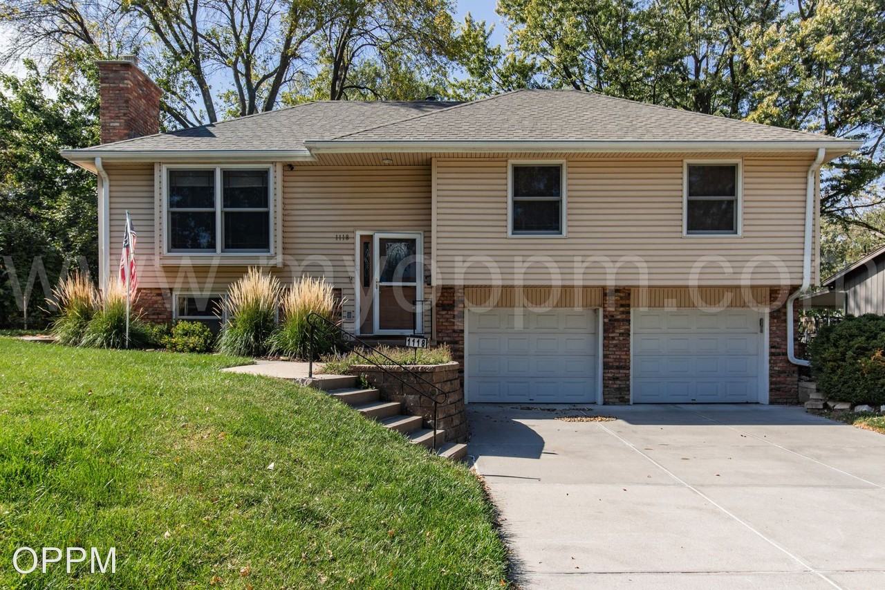 1118 Surrey Rd - Photo 2 of 37