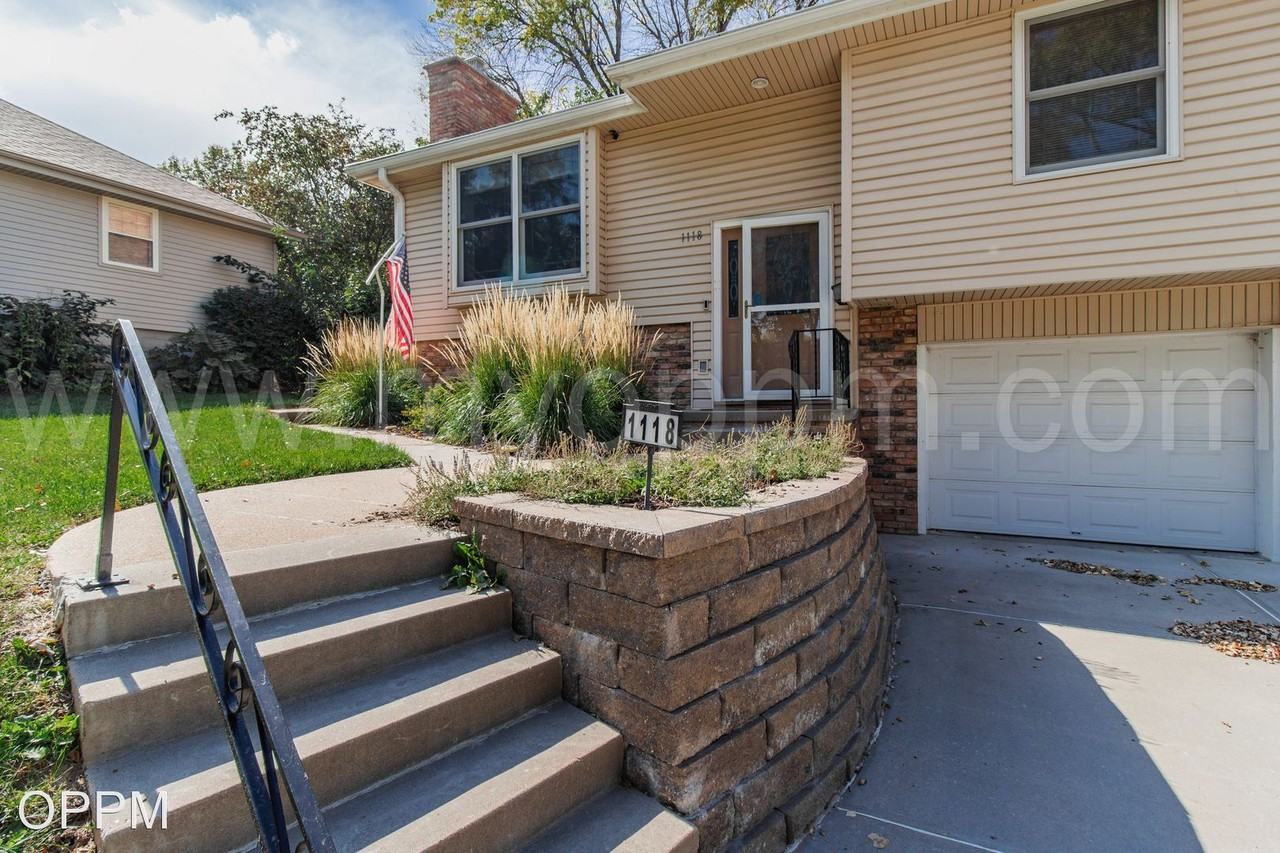 1118 Surrey Rd - Photo 3 of 37