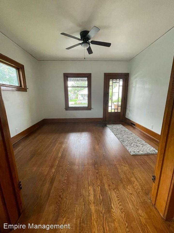 814 S Meade St - Photo 3 of 11