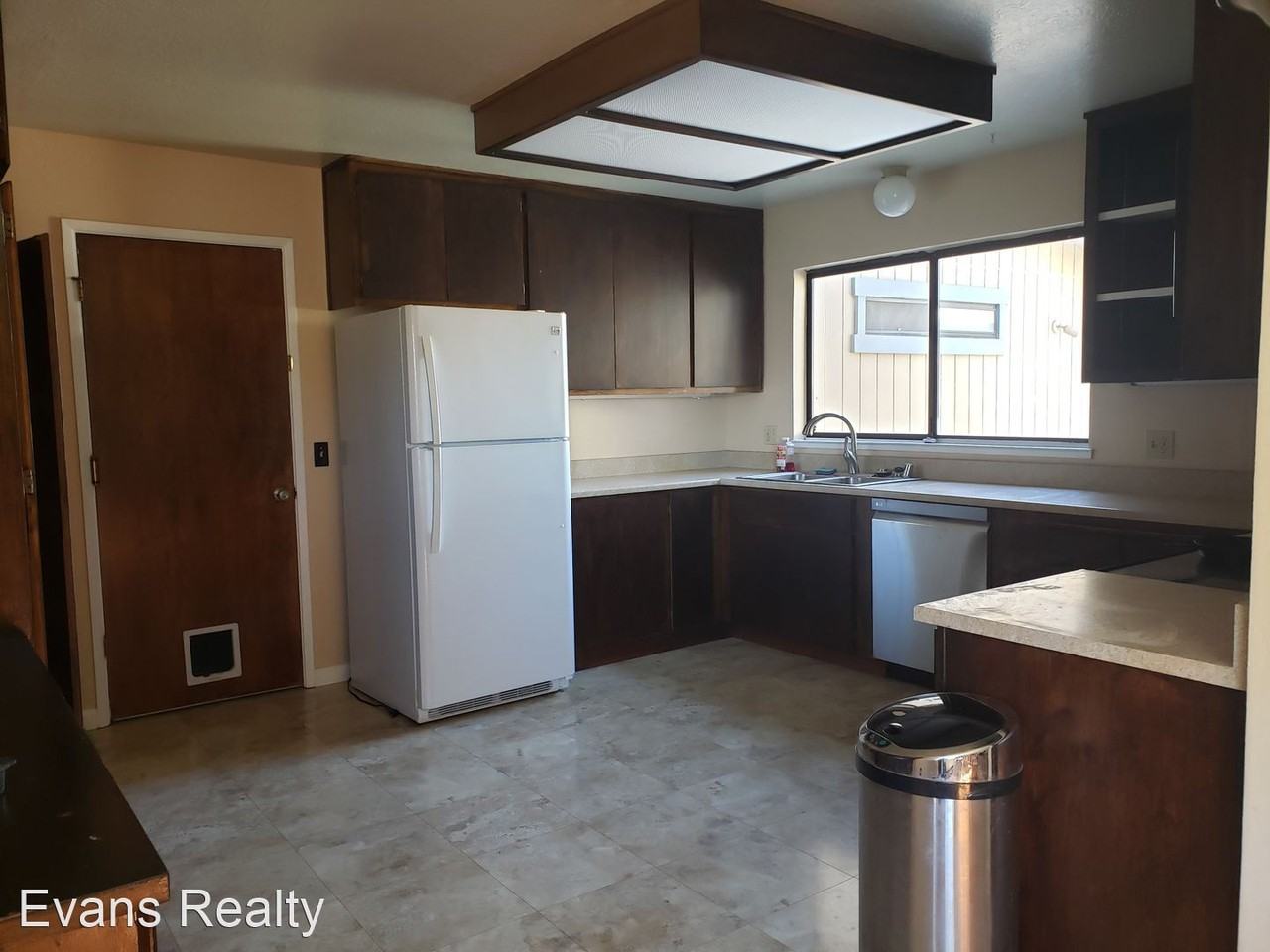 17030 Knollview Dr - Photo 3 of 11