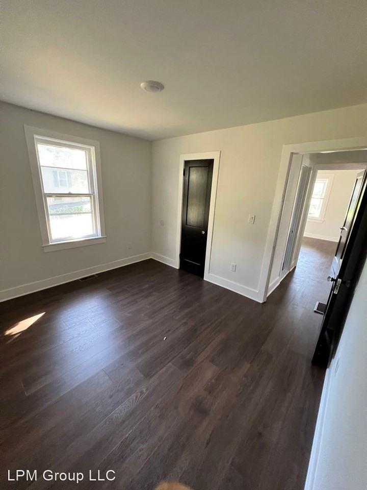 2145 S Delaware Dr - Photo 3 of 9