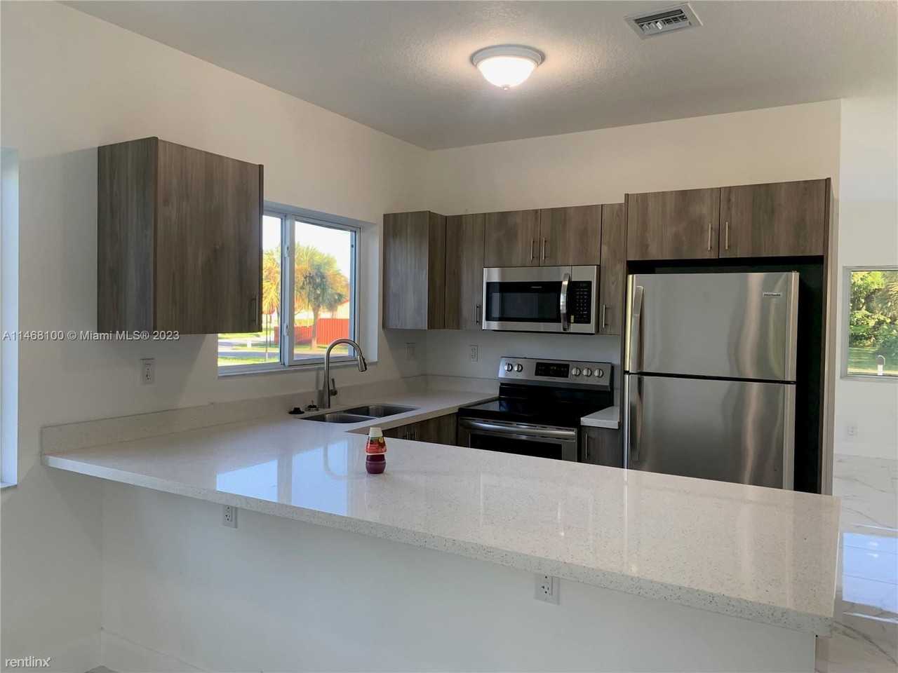 719 Sw 9th St - Photo 2 of 13