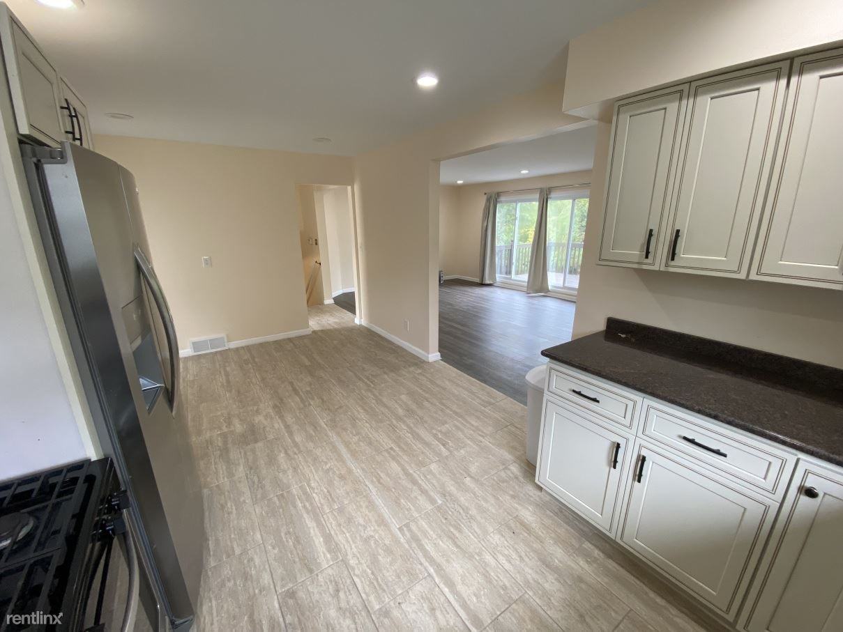 2226 Yorktown Dr - Photo 3 of 18