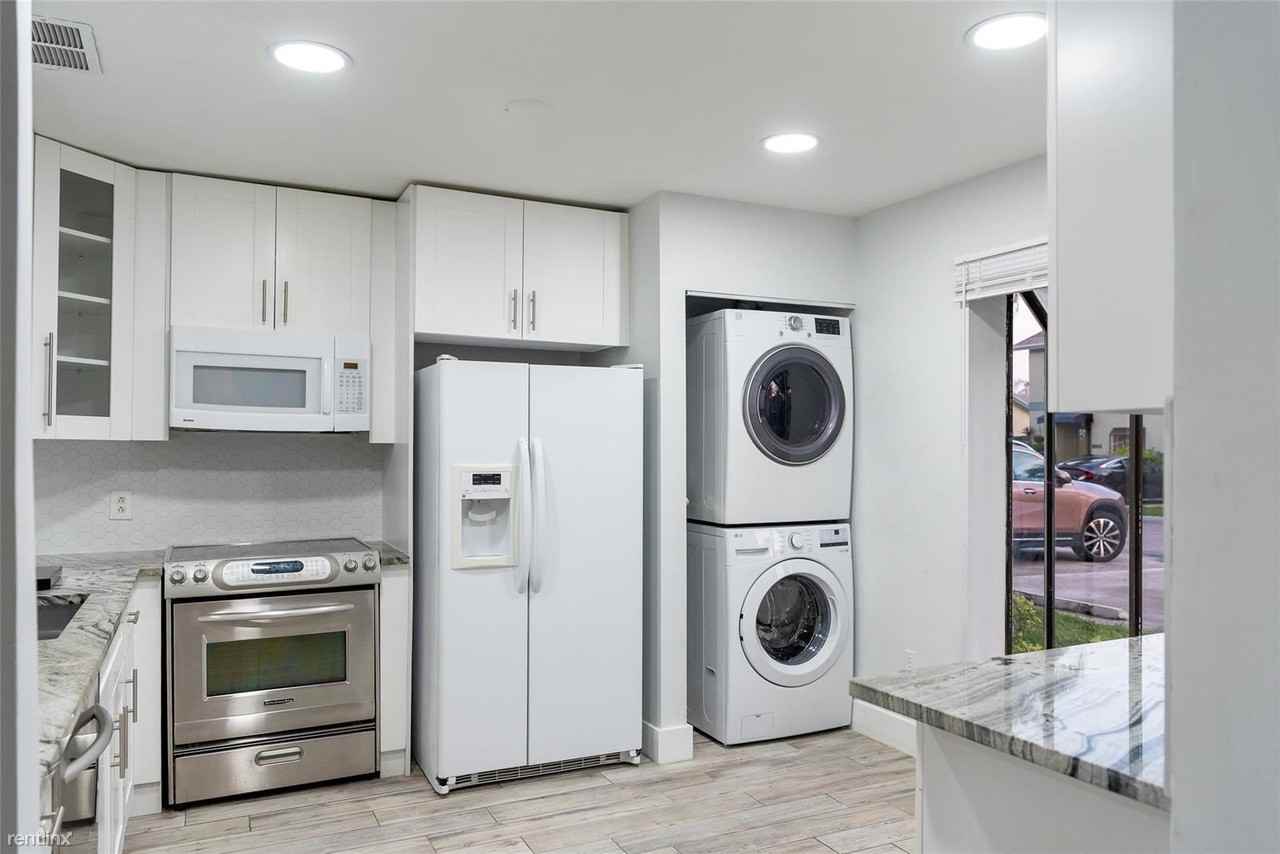9095 Sw 21st Ct #D - Photo 3 of 32