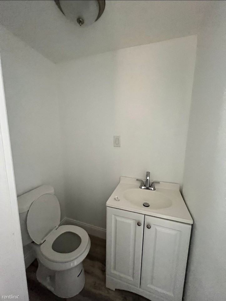 15033 Hartwell St - Photo 3 of 16