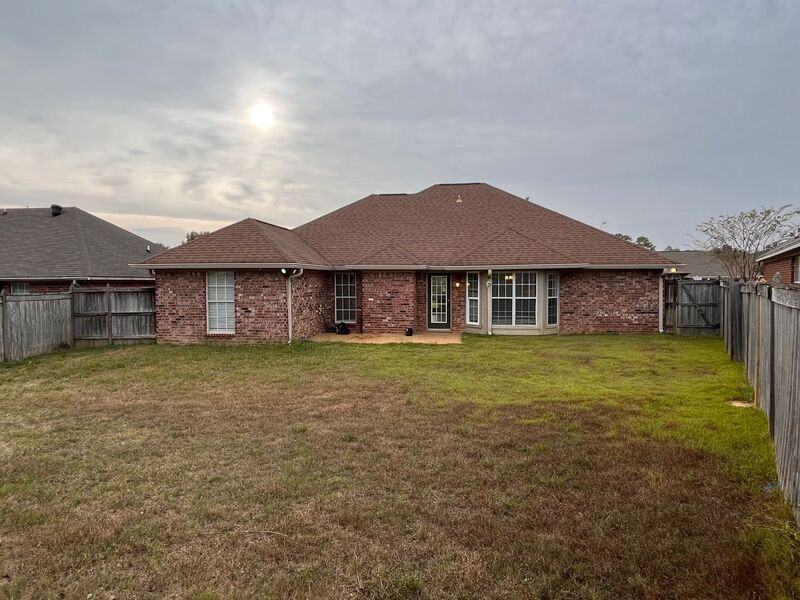 711 Clubhouse Dr - Photo 3 of 37