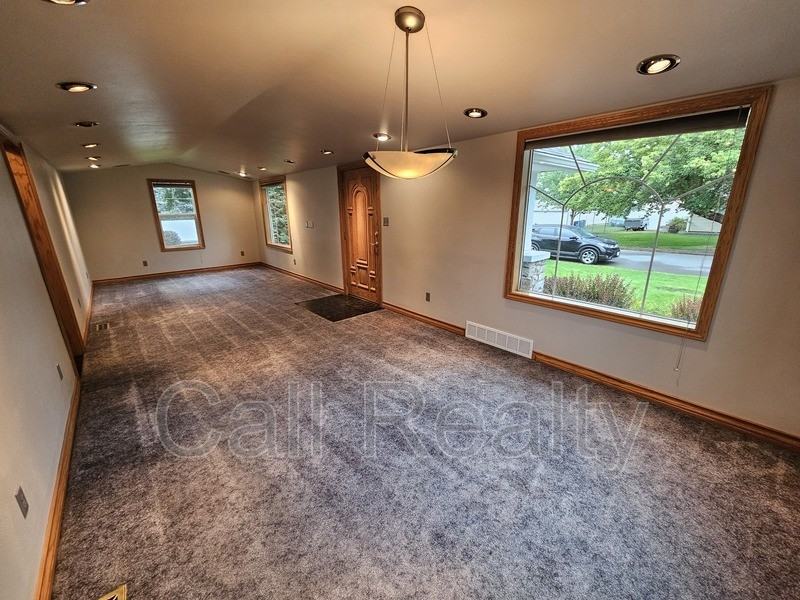 10401 E Valleyway Ave - Photo 2 of 17