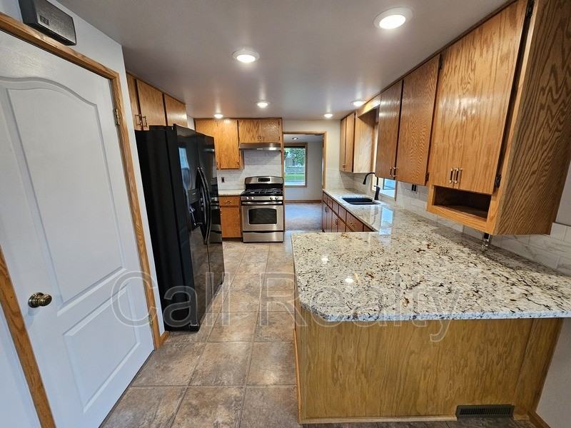 10401 E Valleyway Ave - Photo 3 of 17