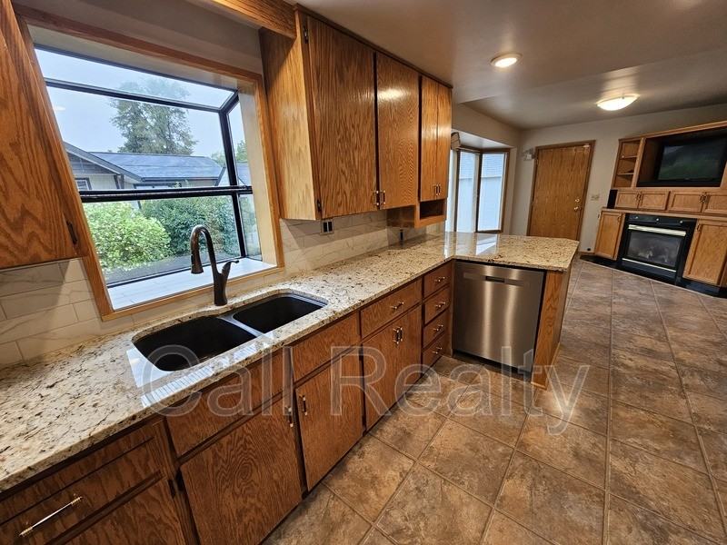 10401 E Valleyway Ave - Photo 4 of 17