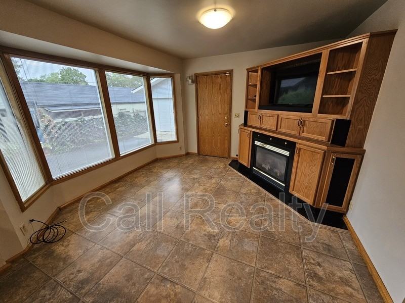 10401 E Valleyway Ave - Photo 7 of 17