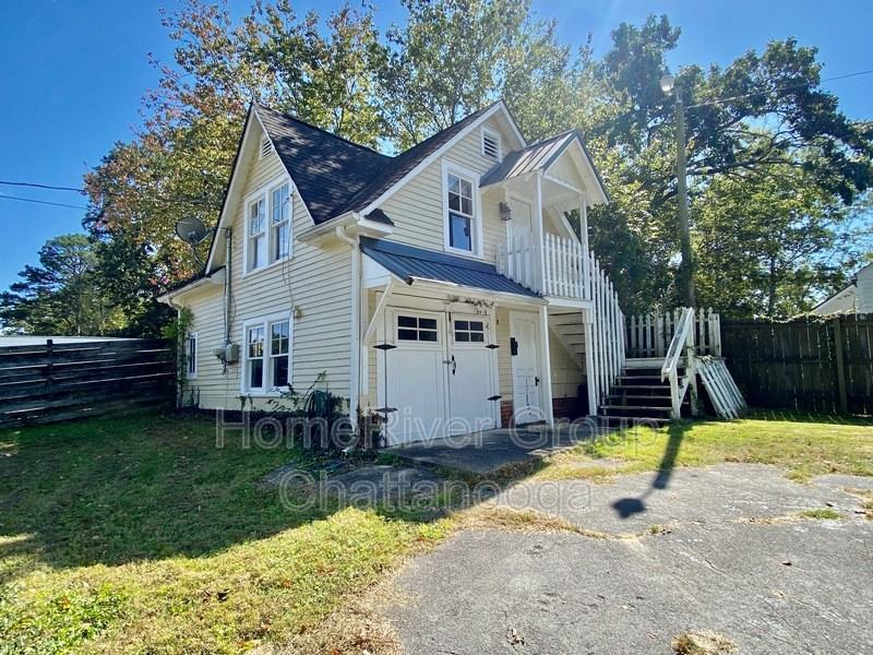 203 California Ave #B - Photo 2 of 14