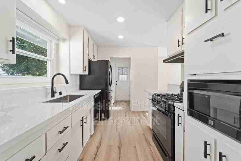 4841 Mount Etna Dr - Photo 2 of 32