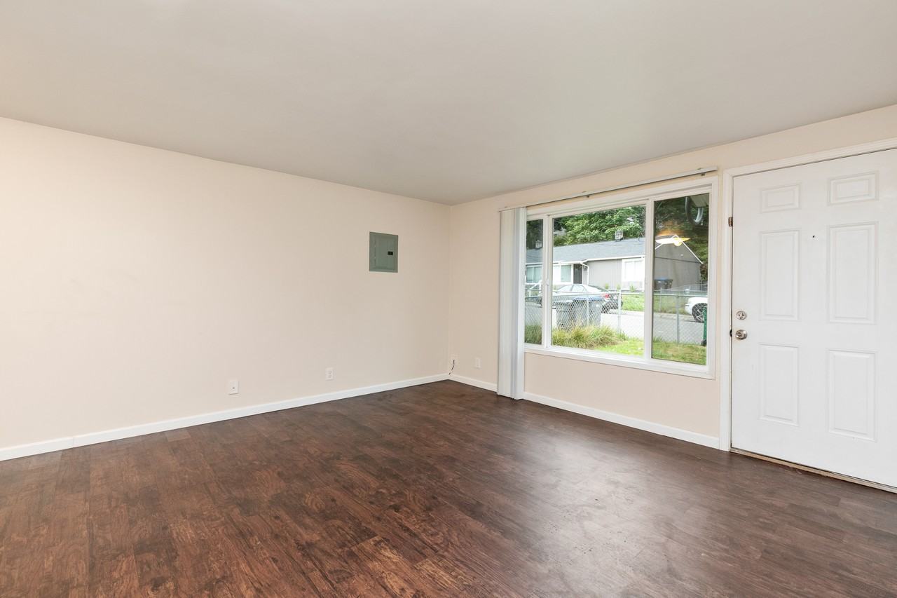 1552 Bloomington Ave - Photo 3 of 32