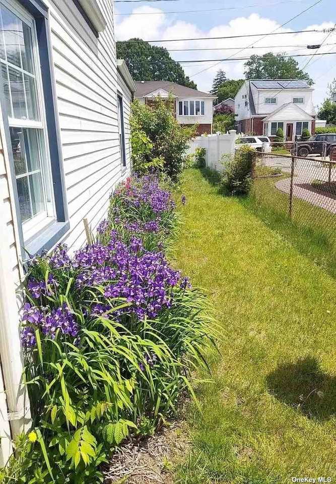 890 Bedford Ct - Photo 2 of 12