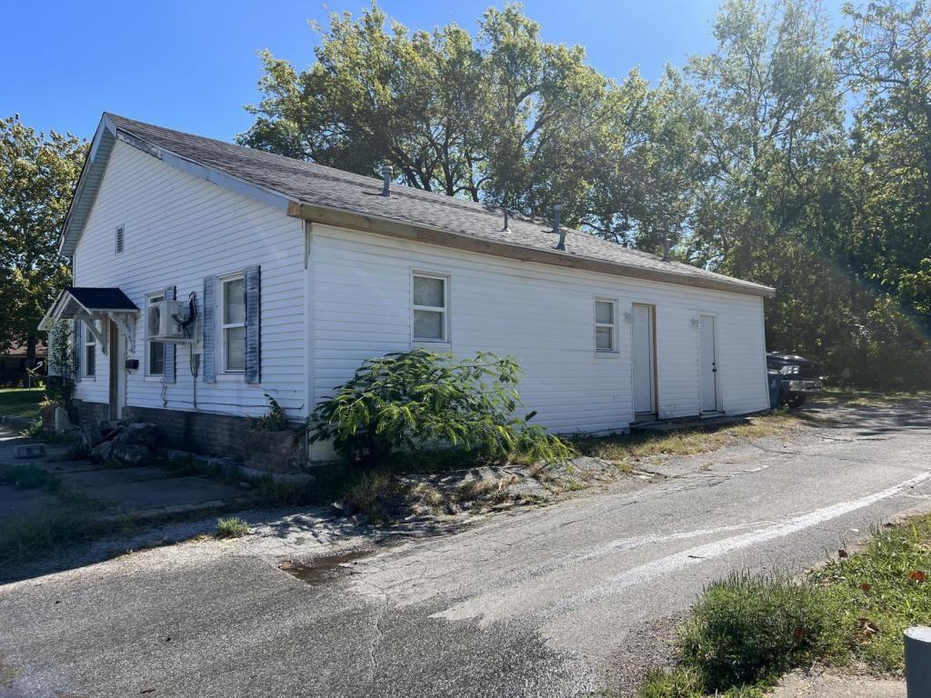 812 1/2 W 5th St - Photo 2 of 8