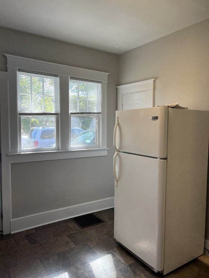 2129 Ashwood Ave - Photo 7 of 13