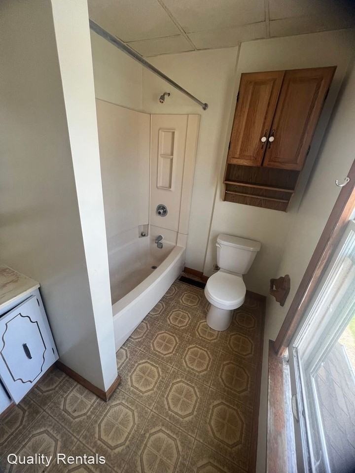 1125 E 9TH - Photo 2 of 6