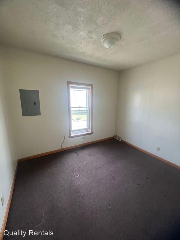 1125 E 9TH - Photo 3 of 6