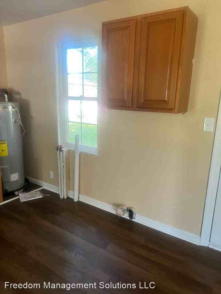 105 N Mcfarland St - Photo 3 of 9