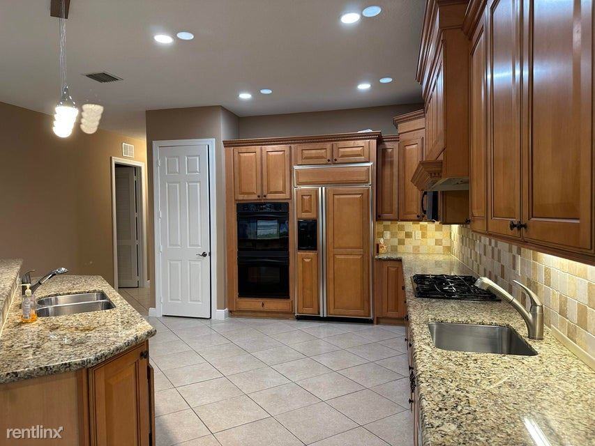 10229 Isle Wynd Ct - Photo 2 of 24