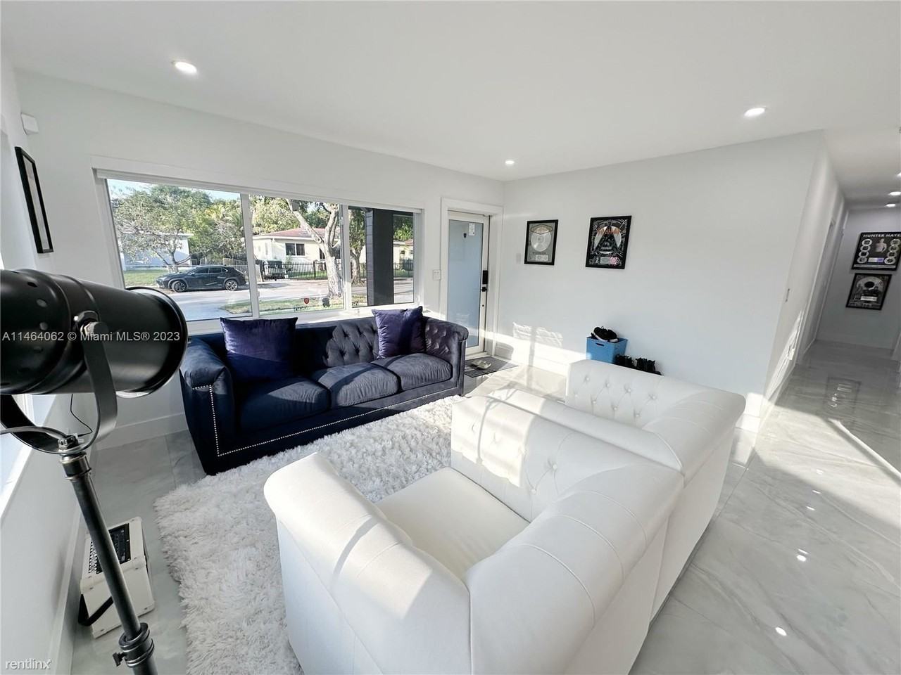 974 Ne 145th St - Photo 2 of 34