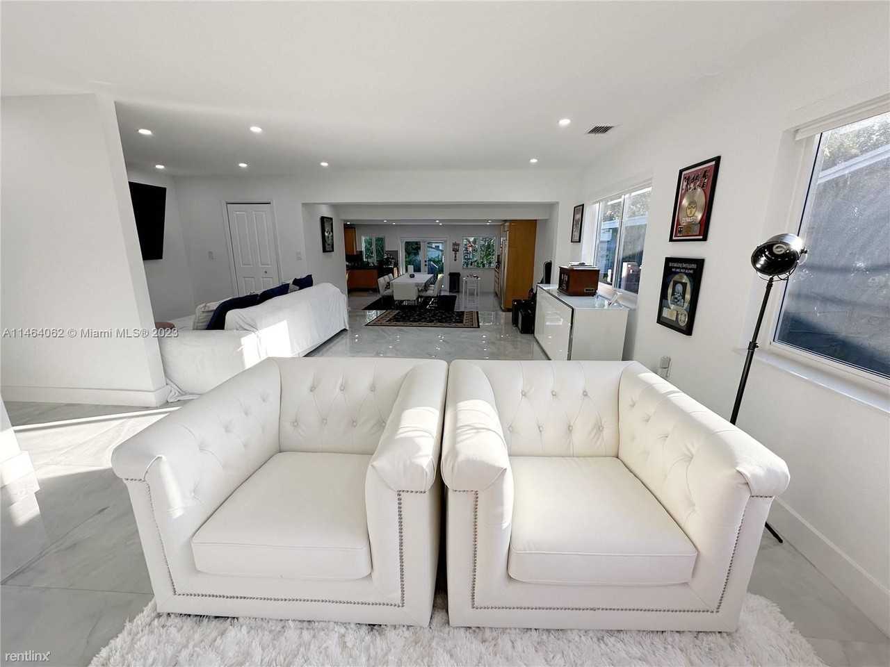 974 Ne 145th St - Photo 3 of 34