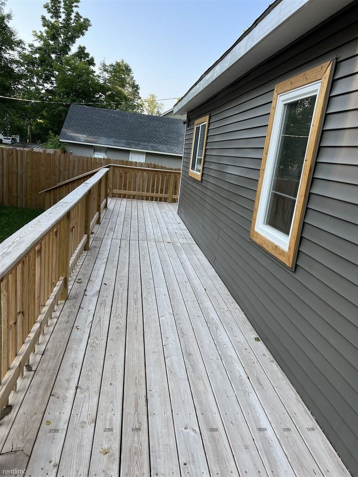 111 W Elm St - Photo 3 of 18