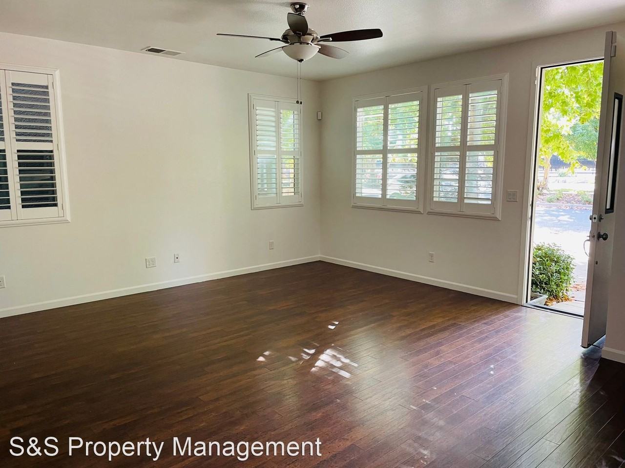 855 Graphite Ln - Photo 3 of 10