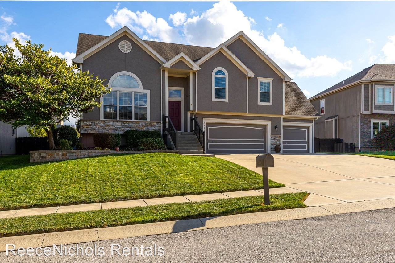 2905 Nw 62nd Ter - Photo 2 of 34