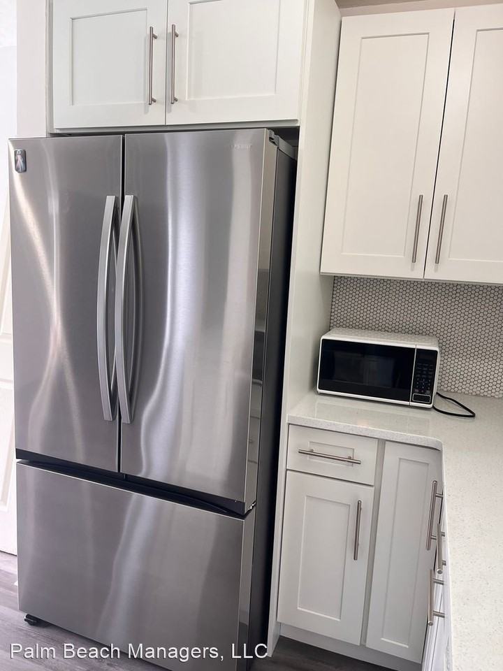 210 Ocean Parkway - Photo 3 of 14