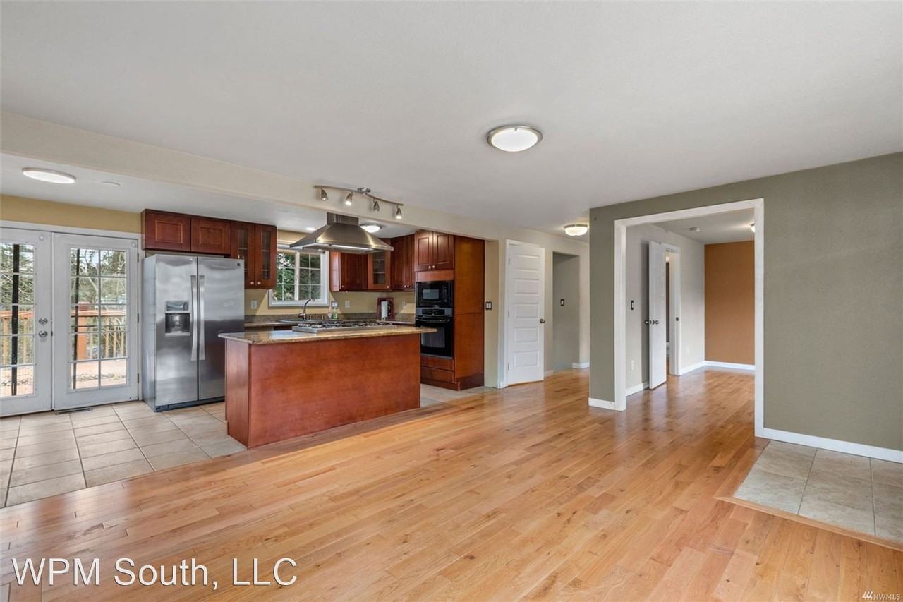 2017 Edmonds Ave Ne - Photo 2 of 18