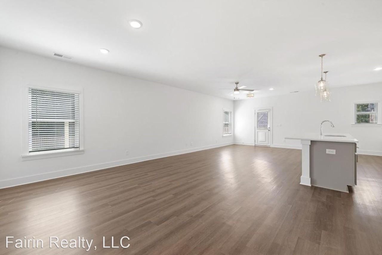 127 Hampton Cir - Photo 2 of 34