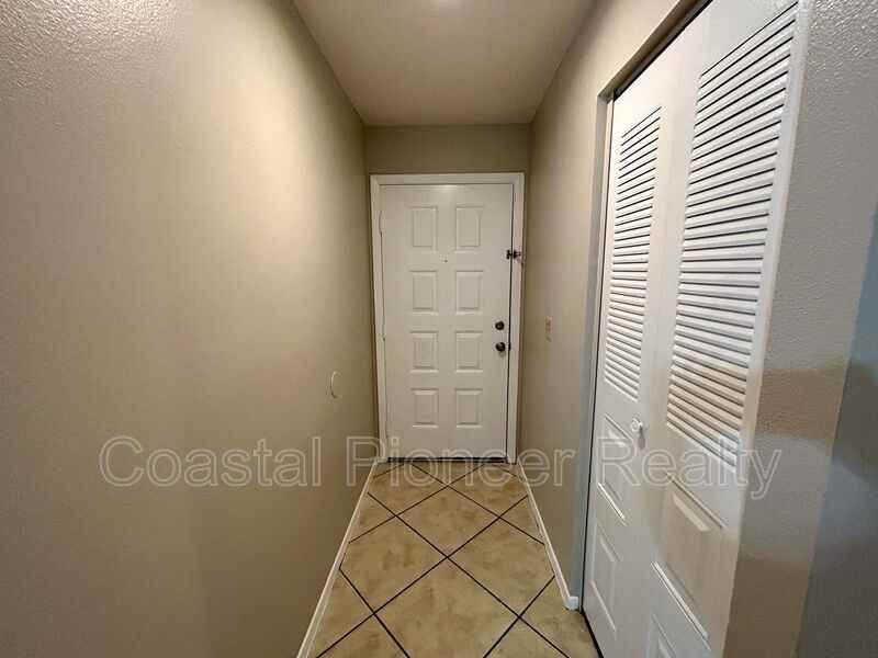 1042 Axlewood Cir - Photo 3 of 28